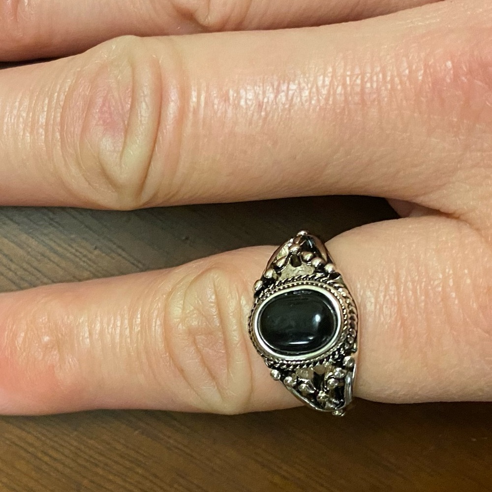 Beautiful Silver with Onyx Gem Ring Size 7